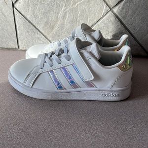 Girls white and rainbow 🌈 stripe adidas sneakers 13
